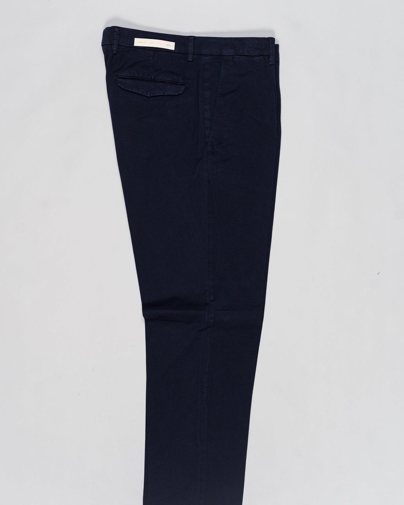 Article: 300051
Model: BG21
Color: Navy / 11
Composition: 64% Tencel 32% Cotton 4% Elastan
Lining: 100% Cotton
Single pleat
Belt loops
Slanted side pockets
Made in Naples, Italy Briglia Garment Dyed Chinos / Navy