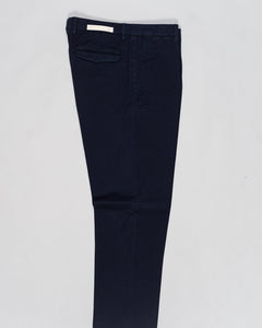 Article: 300051
Model: BG21
Color: Navy / 11
Composition: 64% Tencel 32% Cotton 4% Elastan
Lining: 100% Cotton
Single pleat
Belt loops
Slanted side pockets
Made in Naples, Italy Briglia Garment Dyed Chinos / Navy