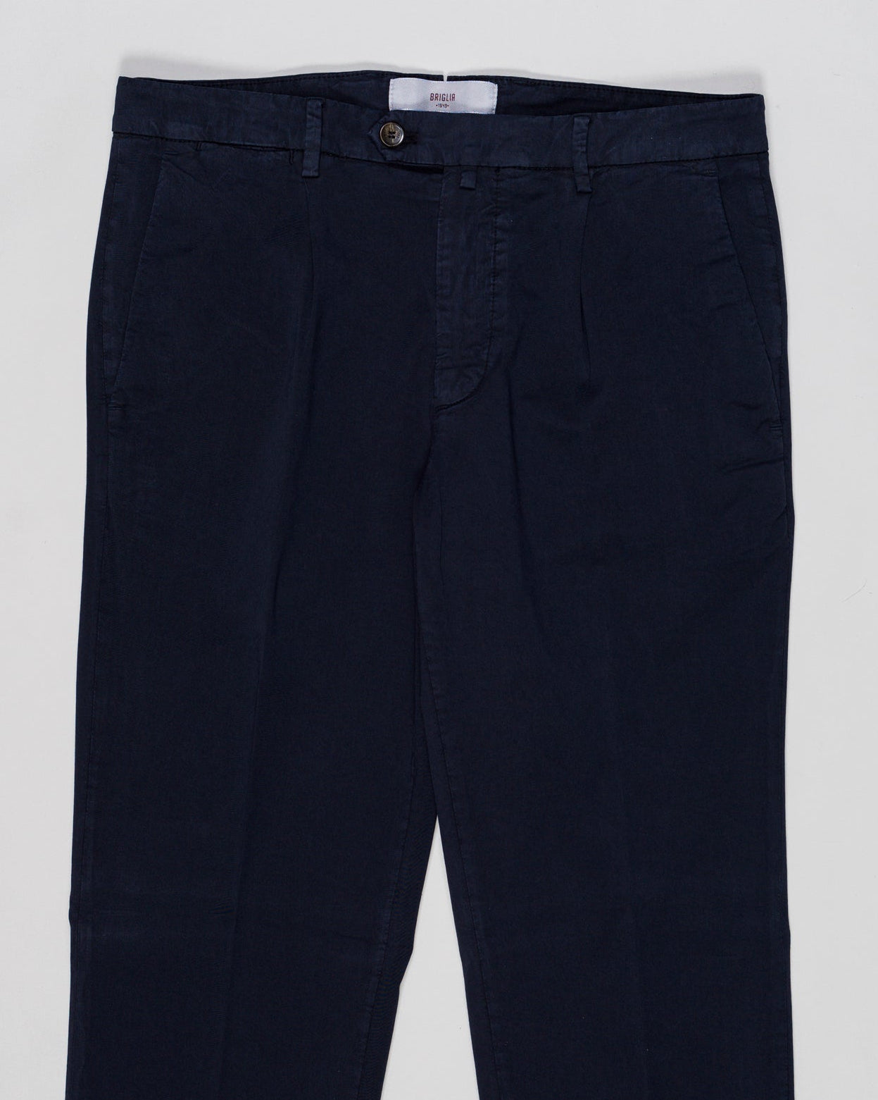 Article: 300051
Model: BG21
Color: Navy / 11
Composition: 64% Tencel 32% Cotton 4% Elastan
Lining: 100% Cotton
Single pleat
Belt loops
Slanted side pockets
Made in Naples, Italy Briglia Garment Dyed Chinos / Navy
