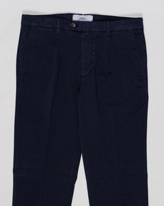 Article: 300051
Model: BG21
Color: Navy / 11
Composition: 64% Tencel 32% Cotton 4% Elastan
Lining: 100% Cotton
Single pleat
Belt loops
Slanted side pockets
Made in Naples, Italy Briglia Garment Dyed Chinos / Navy