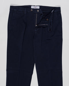 Article: 300051
Model: BG21
Color: Navy / 11
Composition: 64% Tencel 32% Cotton 4% Elastan
Lining: 100% Cotton
Single pleat
Belt loops
Slanted side pockets
Made in Naples, Italy Briglia Garment Dyed Chinos / Navy