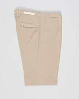 Article: 300051
Model: BG21
Color: Beige / 43
Composition: 64% Tencel 32% Cotton 4% Elastan
Lining: 100% Cotton
Single pleat
Belt loops
Slanted side pockets
Made in Naples, Italy Briglia Garment Dyed Chinos / Beige