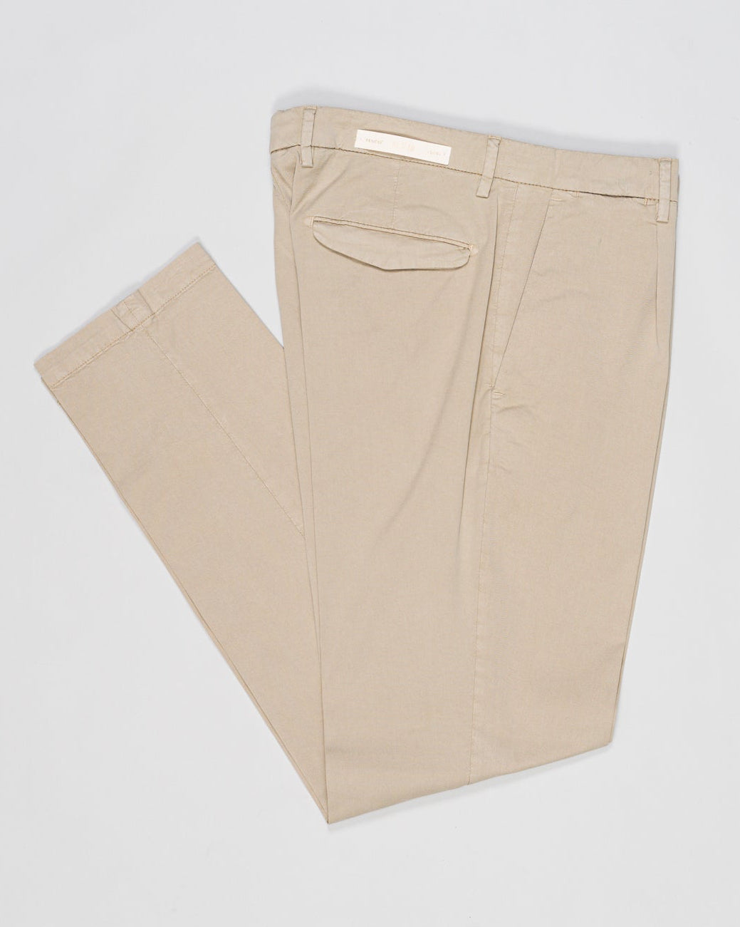 Article: 300051
Model: BG21
Color: Beige / 43
Composition: 64% Tencel 32% Cotton 4% Elastan
Lining: 100% Cotton
Single pleat
Belt loops
Slanted side pockets
Made in Naples, Italy Briglia Garment Dyed Chinos / Beige