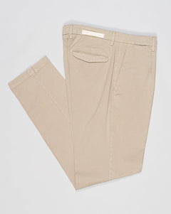 Article: 300051
Model: BG21
Color: Beige / 43
Composition: 64% Tencel 32% Cotton 4% Elastan
Lining: 100% Cotton
Single pleat
Belt loops
Slanted side pockets
Made in Naples, Italy Briglia Garment Dyed Chinos / Beige