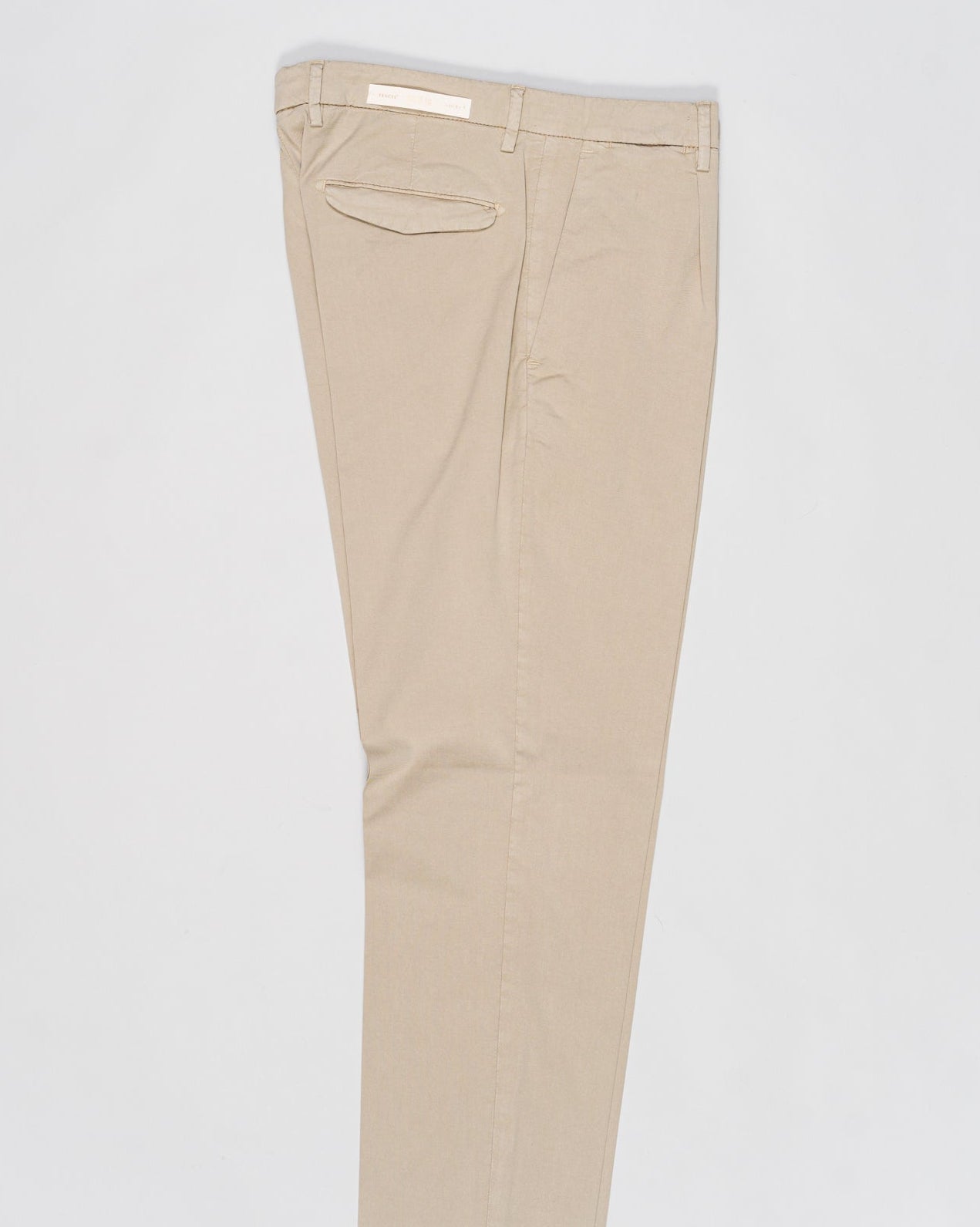 Article: 300051
Model: BG21
Color: Beige / 43
Composition: 64% Tencel 32% Cotton 4% Elastan
Lining: 100% Cotton
Single pleat
Belt loops
Slanted side pockets
Made in Naples, Italy Briglia Garment Dyed Chinos / Beige
