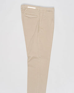 Article: 300051
Model: BG21
Color: Beige / 43
Composition: 64% Tencel 32% Cotton 4% Elastan
Lining: 100% Cotton
Single pleat
Belt loops
Slanted side pockets
Made in Naples, Italy Briglia Garment Dyed Chinos / Beige