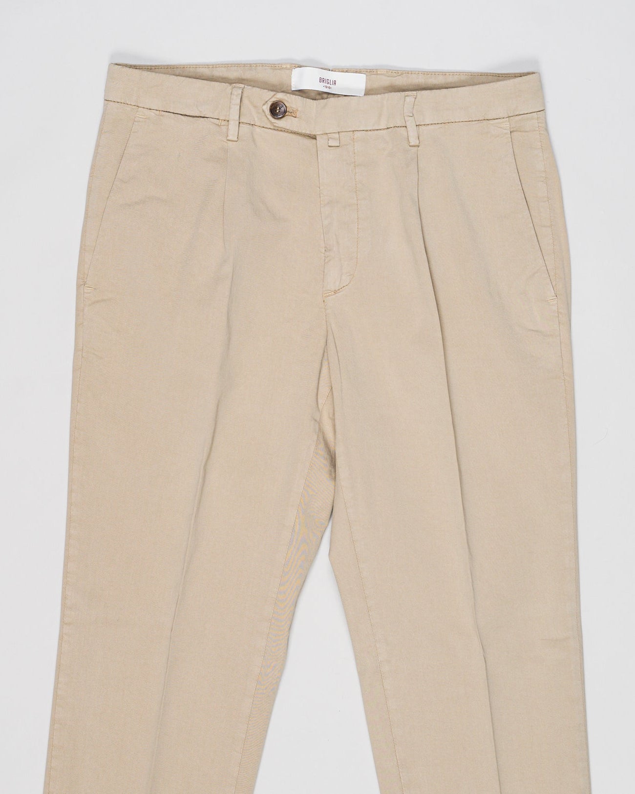 Article: 300051
Model: BG21
Color: Beige / 43
Composition: 64% Tencel 32% Cotton 4% Elastan
Lining: 100% Cotton
Single pleat
Belt loops
Slanted side pockets
Made in Naples, Italy Briglia Garment Dyed Chinos / Beige