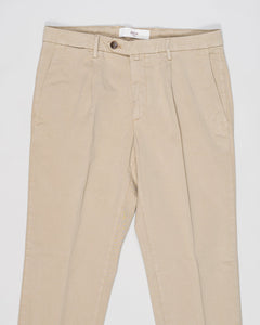 Article: 300051
Model: BG21
Color: Beige / 43
Composition: 64% Tencel 32% Cotton 4% Elastan
Lining: 100% Cotton
Single pleat
Belt loops
Slanted side pockets
Made in Naples, Italy Briglia Garment Dyed Chinos / Beige