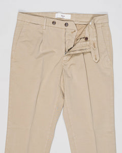 Article: 300051
Model: BG21
Color: Beige / 43
Composition: 64% Tencel 32% Cotton 4% Elastan
Lining: 100% Cotton
Single pleat
Belt loops
Slanted side pockets
Made in Naples, Italy Briglia Garment Dyed Chinos / Beige