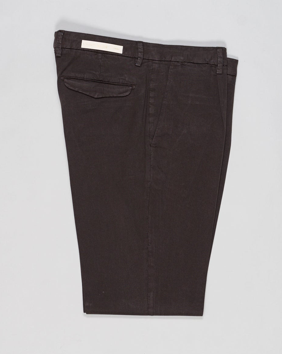 Article: 300051
Model: BG21
Color: Brown / 46
Composition: 64% Tencel 32% Cotton 4% Elastan
Lining: 100% Cotton
Single pleat
Belt loops
Slanted side pockets
Made in Naples, Italy Briglia Garment Dyed Chinos / Brown