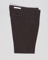 Article: 300051
Model: BG21
Color: Brown / 46
Composition: 64% Tencel 32% Cotton 4% Elastan
Lining: 100% Cotton
Single pleat
Belt loops
Slanted side pockets
Made in Naples, Italy Briglia Garment Dyed Chinos / Brown