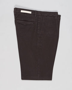 Article: 300051
Model: BG21
Color: Brown / 46
Composition: 64% Tencel 32% Cotton 4% Elastan
Lining: 100% Cotton
Single pleat
Belt loops
Slanted side pockets
Made in Naples, Italy Briglia Garment Dyed Chinos / Brown