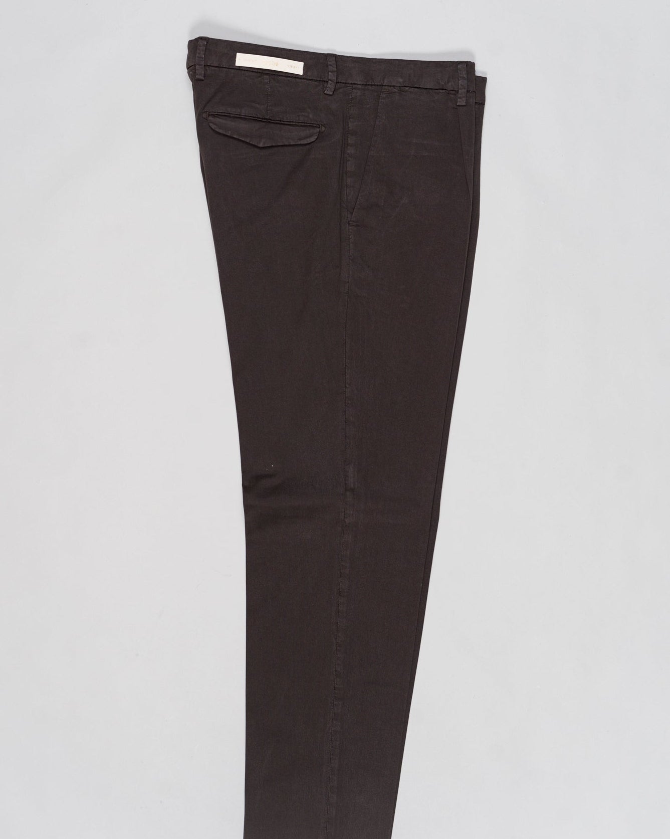 Article: 300051
Model: BG21
Color: Brown / 46
Composition: 64% Tencel 32% Cotton 4% Elastan
Lining: 100% Cotton
Single pleat
Belt loops
Slanted side pockets
Made in Naples, Italy Briglia Garment Dyed Chinos / Brown