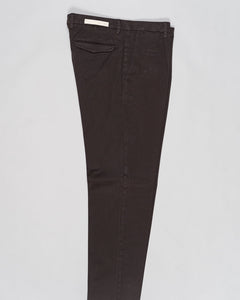 Article: 300051
Model: BG21
Color: Brown / 46
Composition: 64% Tencel 32% Cotton 4% Elastan
Lining: 100% Cotton
Single pleat
Belt loops
Slanted side pockets
Made in Naples, Italy Briglia Garment Dyed Chinos / Brown