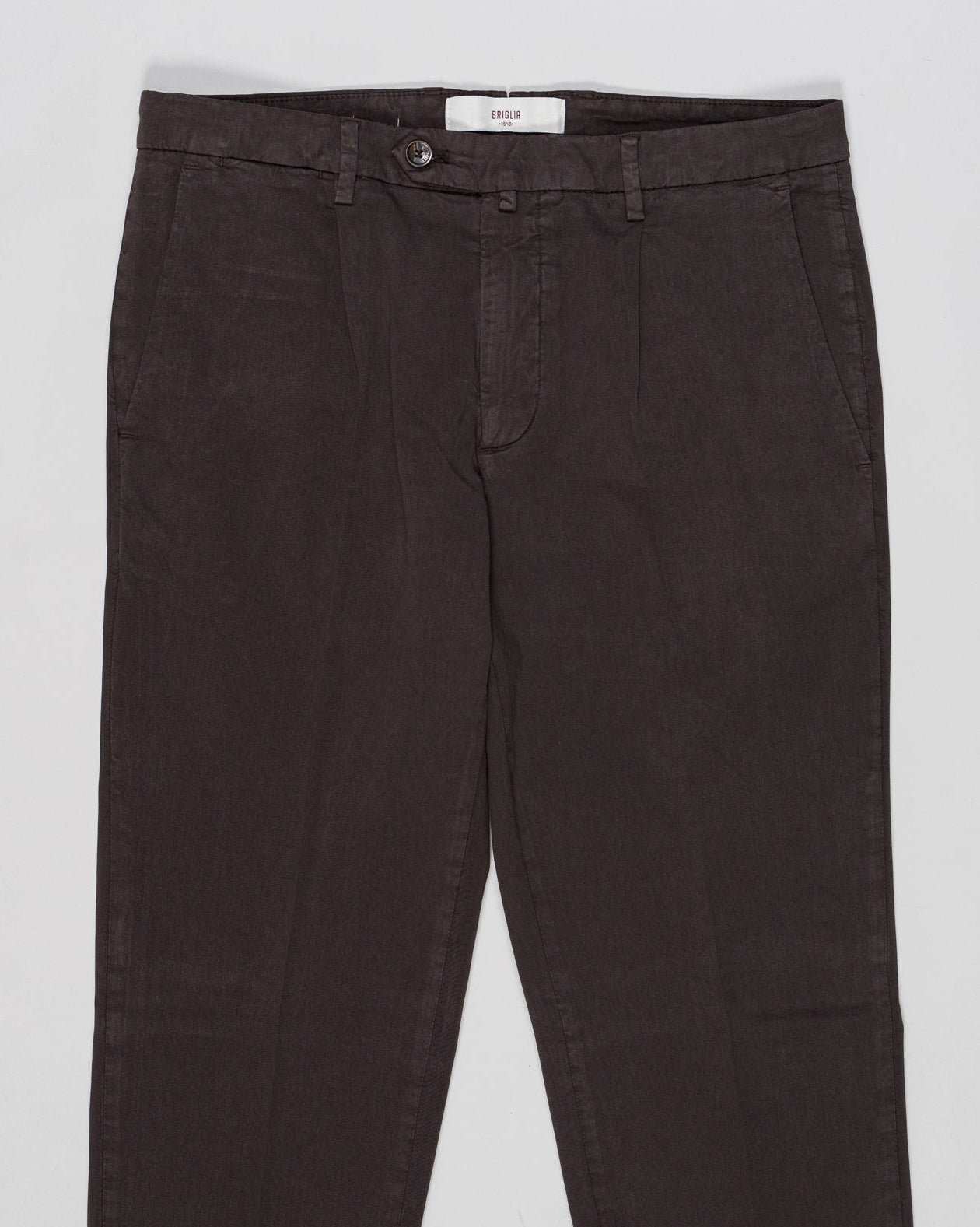 Article: 300051
Model: BG21
Color: Brown / 46
Composition: 64% Tencel 32% Cotton 4% Elastan
Lining: 100% Cotton
Single pleat
Belt loops
Slanted side pockets
Made in Naples, Italy Briglia Garment Dyed Chinos / Brown
