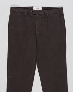 Article: 300051
Model: BG21
Color: Brown / 46
Composition: 64% Tencel 32% Cotton 4% Elastan
Lining: 100% Cotton
Single pleat
Belt loops
Slanted side pockets
Made in Naples, Italy Briglia Garment Dyed Chinos / Brown
