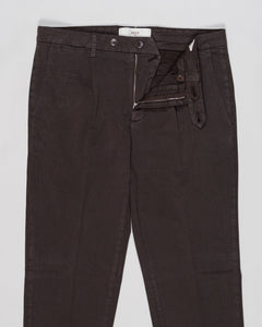 Article: 300051
Model: BG21
Color: Brown / 46
Composition: 64% Tencel 32% Cotton 4% Elastan
Lining: 100% Cotton
Single pleat
Belt loops
Slanted side pockets
Made in Naples, Italy Briglia Garment Dyed Chinos / Brown