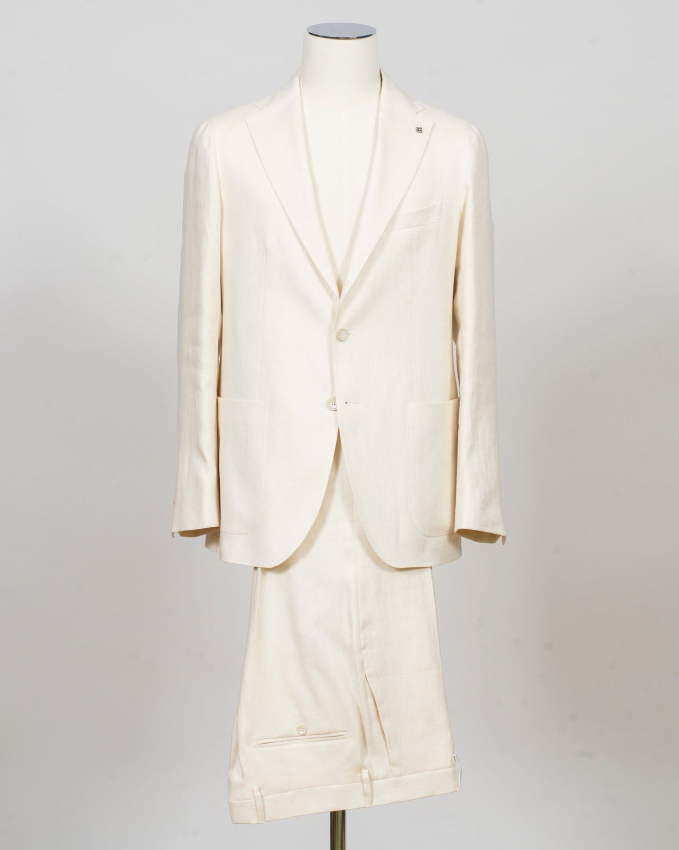 Single breasted
Notch lapels
Welted chest pocket
Patch side pockets
Unconstructed shoulder
Unlined
Side vents
4 sleeve buttons
Belt loops
Slanted side pockets
Unfinished hem
Model: 2SHO22K01
Art. 340021
Col EA959
100% linen
Made in Martina Franca, Italy Tagliatore Linen Suit / Off White