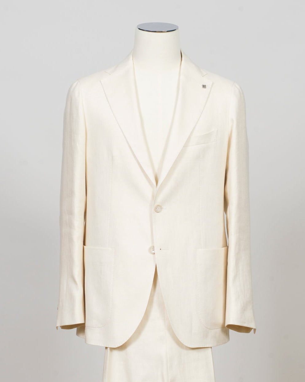 Single breasted
Notch lapels
Welted chest pocket
Patch side pockets
Unconstructed shoulder
Unlined
Side vents
4 sleeve buttons
Belt loops
Slanted side pockets
Unfinished hem
Model: 2SHO22K01
Art. 340021
Col EA959
100% linen
Made in Martina Franca, Italy Tagliatore Linen Suit / Off White