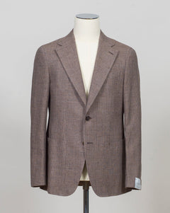 Caruso blazer impeccably tailored in Soragna, Parma, Italy.
Stunning lightness and ease of movement without losing the classic tailored elegance. These are some of the ingredients that make Italian tailoring world famous and you can find it all in Caruso garments.&nbsp;
Beautiful handmade detailing and naturally with a&nbsp;full canvas structure inside.

Model: Aida
Article: 230164
Composition: 40% Silk 37% Linen 17% Cotton 6% Polyamid
Color: 0322 / Brown
2 Patch Pockets
Side vents
Fully Lined
Made in Sorag