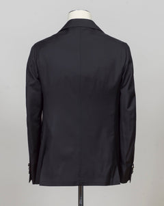 Single breasted
Notch lapel
Two buttons in front
Four sleeve buttons
Welted chest pocket
Flap side pockets
Side adjusters
Slanted pockets
1 pleat in front
Unfinished hem
Modello: Sorrento
Hand finished&nbsp;
Half canvas
Half lined
Composition: 100% wool
Article: A271021
Col. Black
Made in Napoli, Italy Luigi Borrelli Suit / Black
