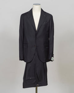 Single breasted
Notch lapel
Two buttons in front
Four sleeve buttons
Welted chest pocket
Flap side pockets
Side adjusters
Slanted pockets
1 pleat in front
Unfinished hem
Modello: Sorrento
Hand finished&nbsp;
Half canvas
Half lined
Composition: 100% wool
Article: A271021
Col. Black
Made in Napoli, Italy Luigi Borrelli Suit / Black