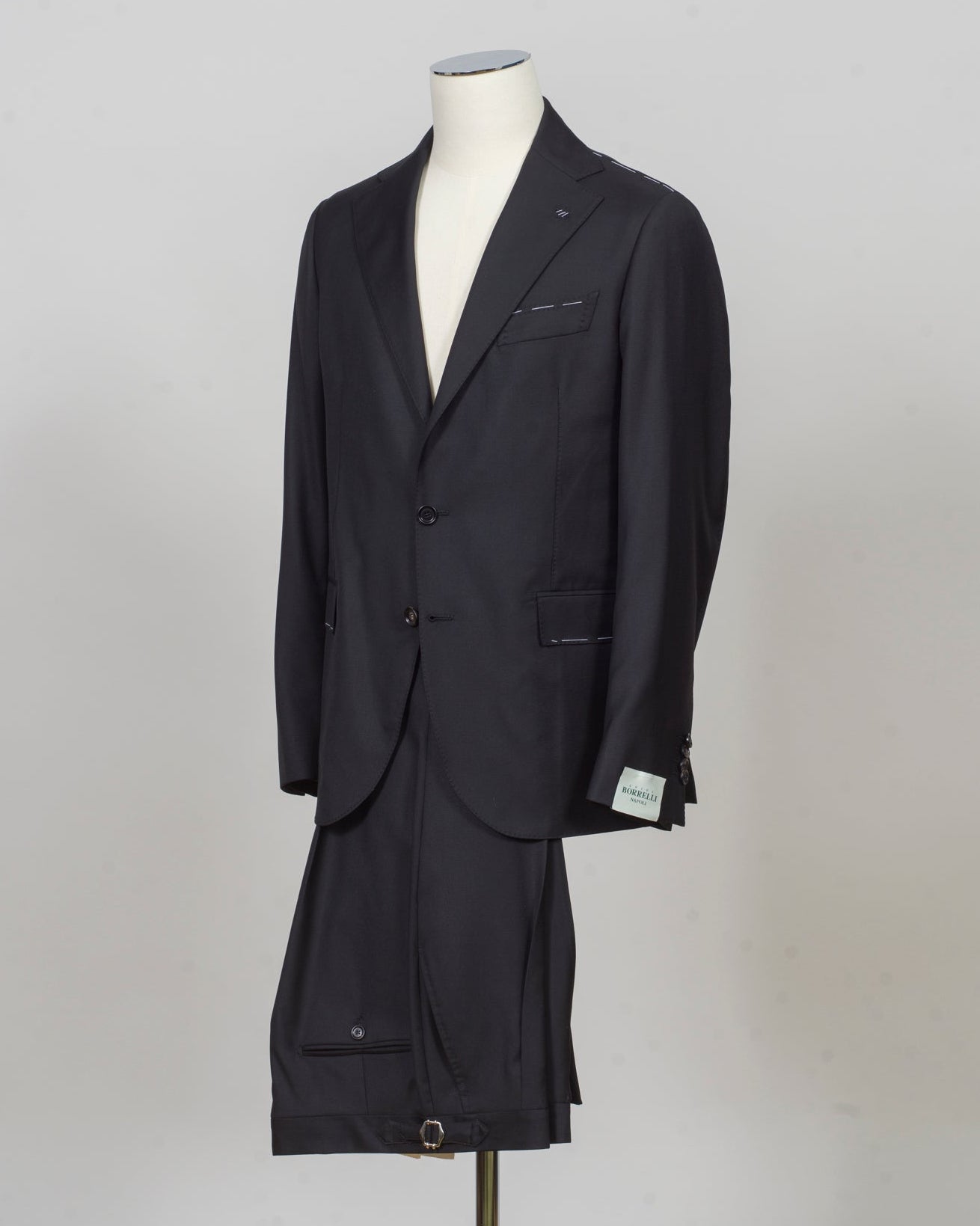 Single breasted
Notch lapel
Two buttons in front
Four sleeve buttons
Welted chest pocket
Flap side pockets
Side adjusters
Slanted pockets
1 pleat in front
Unfinished hem
Modello: Sorrento
Hand finished&nbsp;
Half canvas
Half lined
Composition: 100% wool
Article: A271021
Col. Black
Made in Napoli, Italy Luigi Borrelli Suit / Black