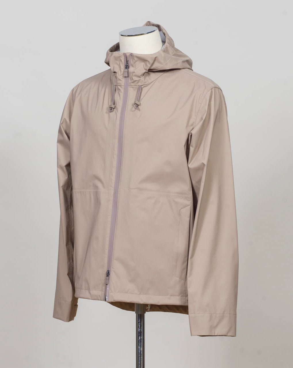 Herno functional wardrobe&nbsp;
Waterproof
Windproof
Breathable
Ultralight
Unlined
Waterproof two way zip in front
Adjustable hem
Fixed hood
2 side pockets with zip
Pocket on the back with zip&nbsp;
Inside pocket with zip
Main material 100% Nylon Micro ripstop
3 layer membrane 100% Pu
GI000624U-12871-2600
Col. Beige
Made in Italy Herno 3L Micro Ripstop Jacket / Beige