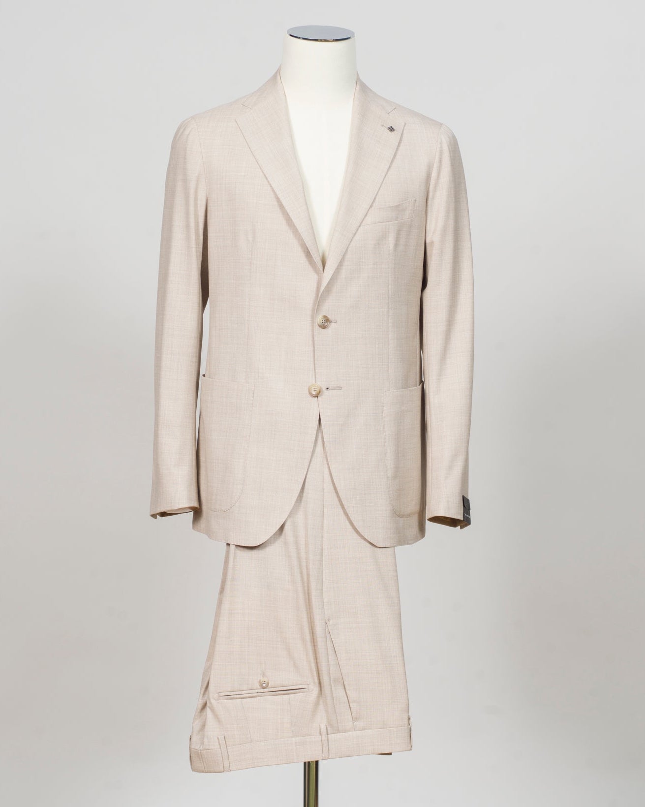 Single breasted
2 buttons
Notch lapels
Welted chest pocket
Patch side pockets
Unconstructed shoulder
Unlined
Side vents
4 sleeve buttons
Belt loops
Slanted side pockets
Unfinished hem
Model: 2SHO22K01
Art. 520060
Col A3086
93% virgin wool 7% silk
Made in Martina Franca, Italy Tagliatore Wool & Silk Suit / Beige