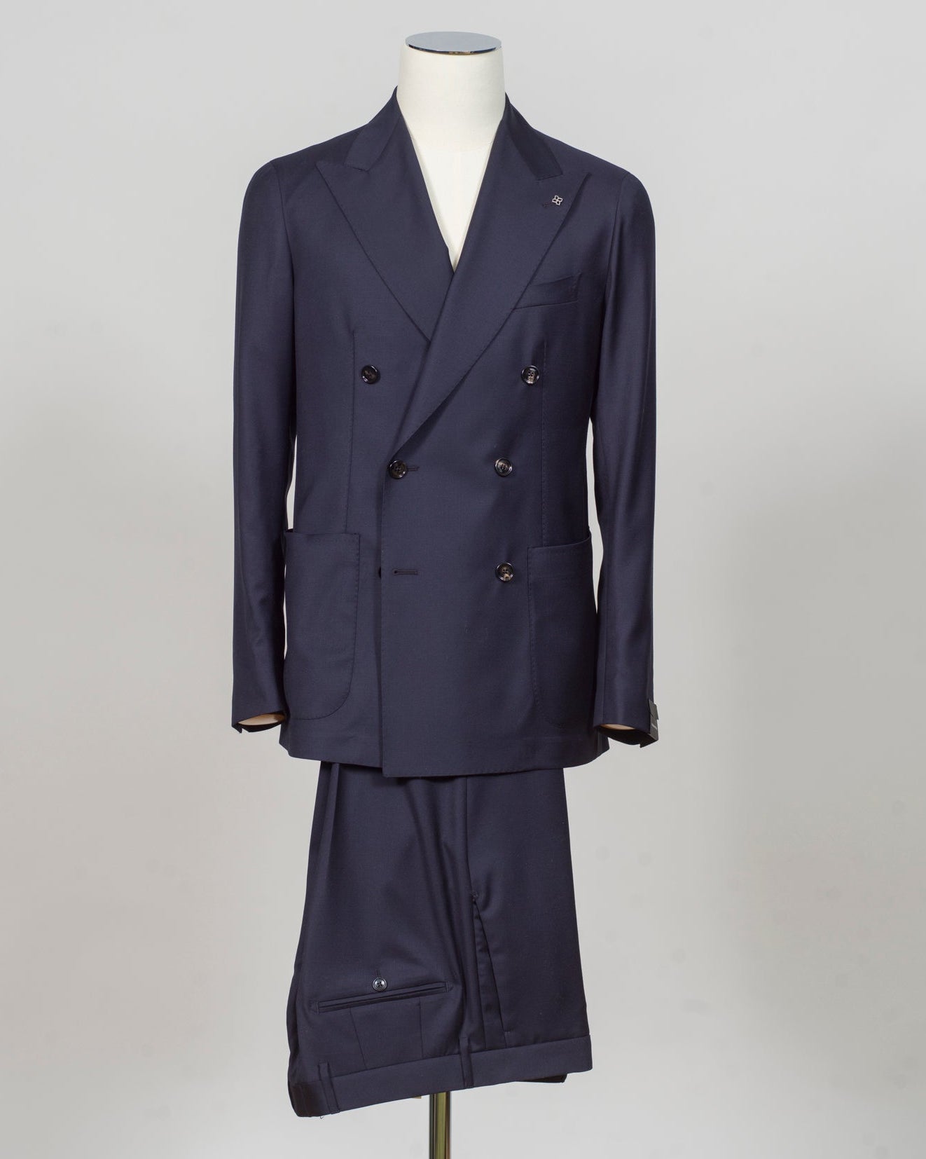 Loro Piana New Zealander Superfine 100% merino natural stretch wool
Double breasted
Peak lapels
Welted chest pocket
Patch side pockets
Unconstructed shoulder
Unlined
Side vents
4 sleeve buttons
Belt loops
Slanted side pockets
Unfinished hem
Model: 2SHO20K01
Art. 340021
Col B3003
Bot. M9
Made in Martina Franca, Italy Tagliatore Double Breasted Suit / Navy