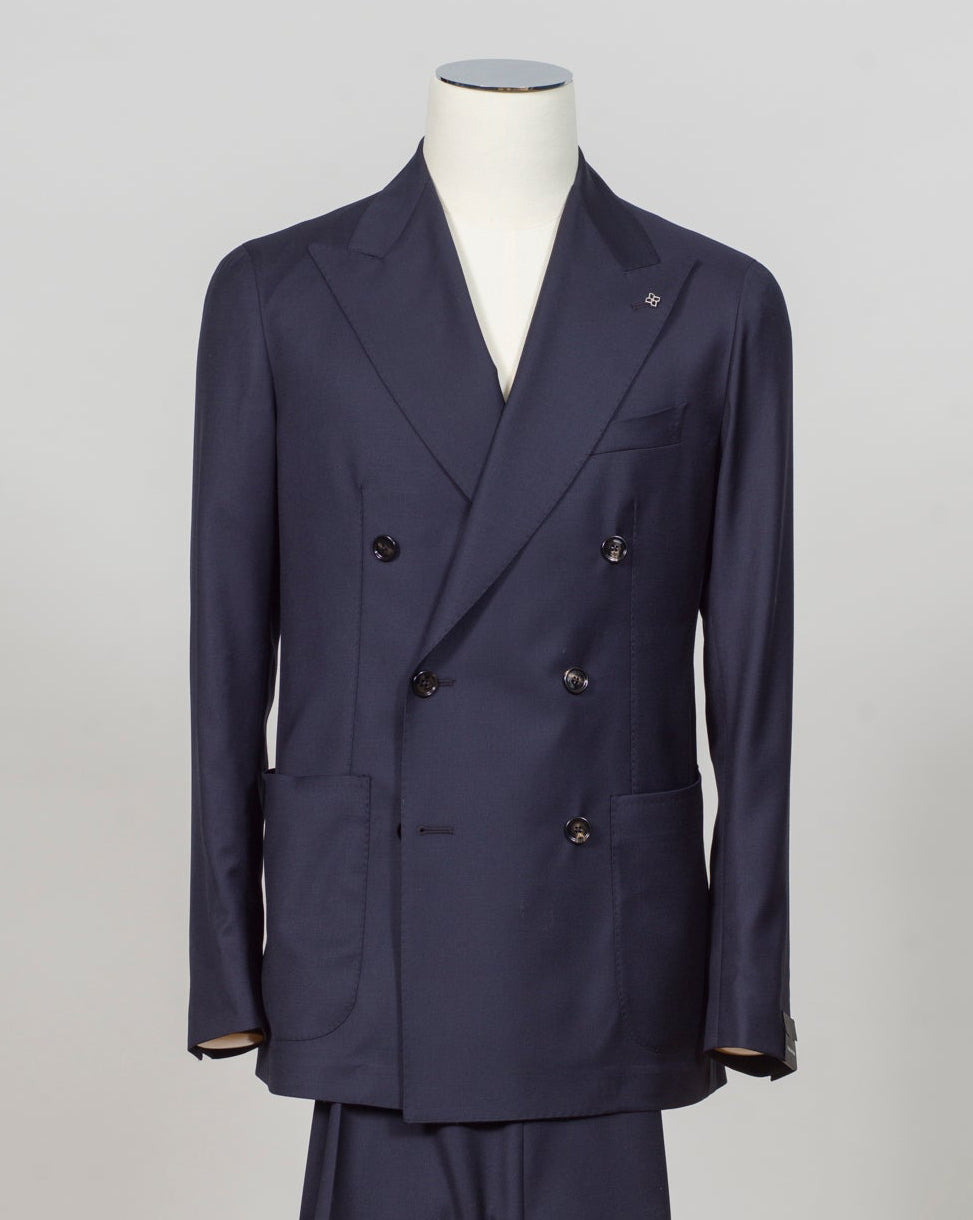Loro Piana New Zealander Superfine 100% merino natural stretch wool
Double breasted
Peak lapels
Welted chest pocket
Patch side pockets
Unconstructed shoulder
Unlined
Side vents
4 sleeve buttons
Belt loops
Slanted side pockets
Unfinished hem
Model: 2SHO20K01
Art. 340021
Col B3003
Bot. M9
Made in Martina Franca, Italy Tagliatore Double Breasted Suit / Navy