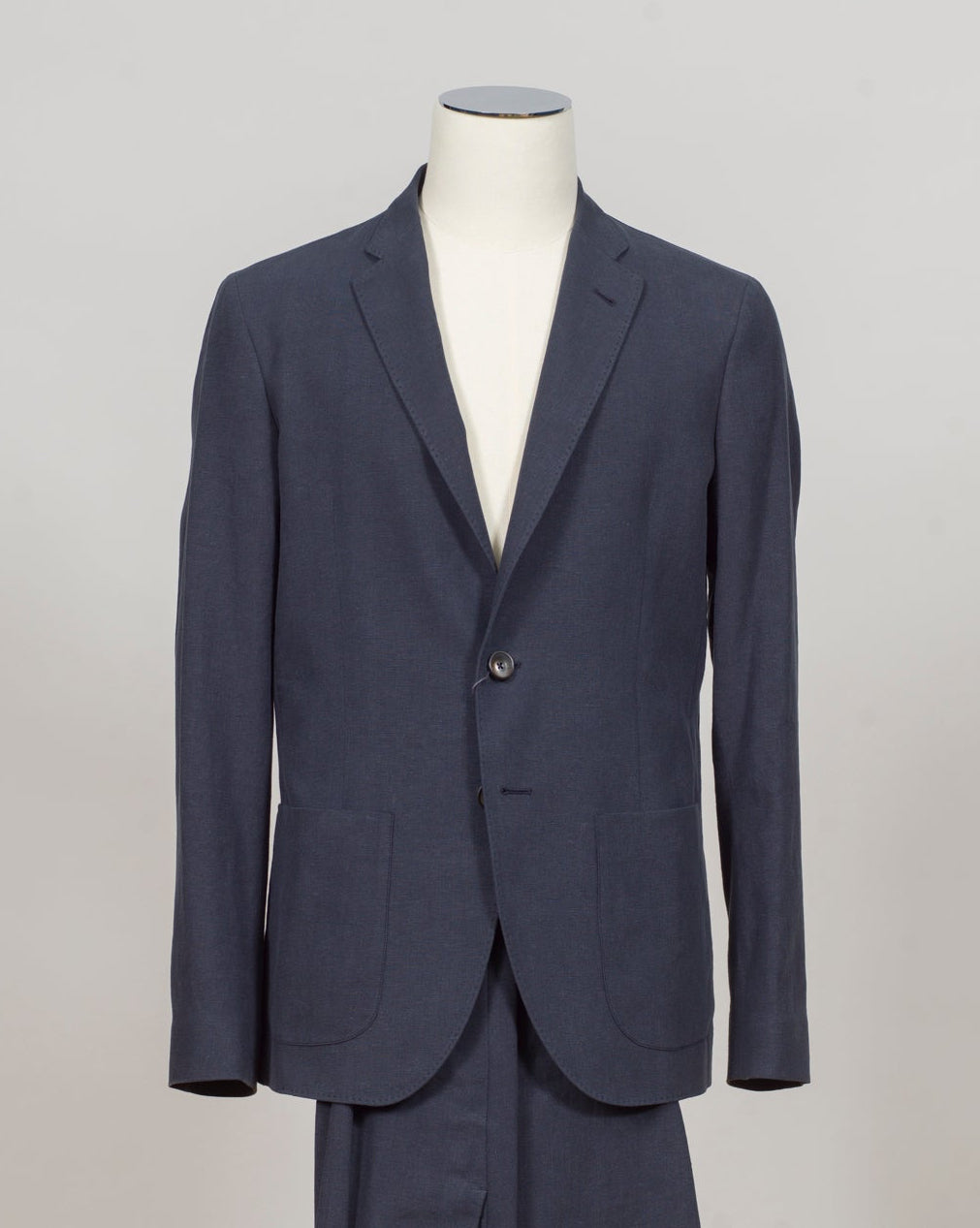 Herno summer blazer&nbsp;
2 buttons
Unlined&nbsp;
2 patchpockets
Sidevents
Matching &nbsp;trousers available. Jacket and trousers sold&nbsp;separately.
Composition: 70% Linen 30% Cotton
Article: GA000207U 17147
Color: 9200 / Navy
Made in Italy Herno Linen & Cotton Jacket / Navy