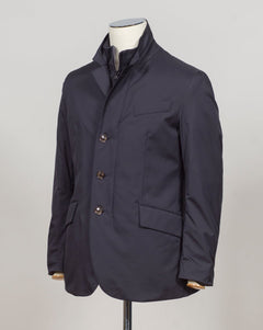 Composition: 95% Polyamide 5% Polyurethane
Filling: 90% Down 10% Feathers
Color: Navy / 99
Article: S10MUCX935
Removable bib
Two-way zip
Buttons on front
Zipped pockets inside
Made in PRC Montecore Lightweight Down Jacket / Navy