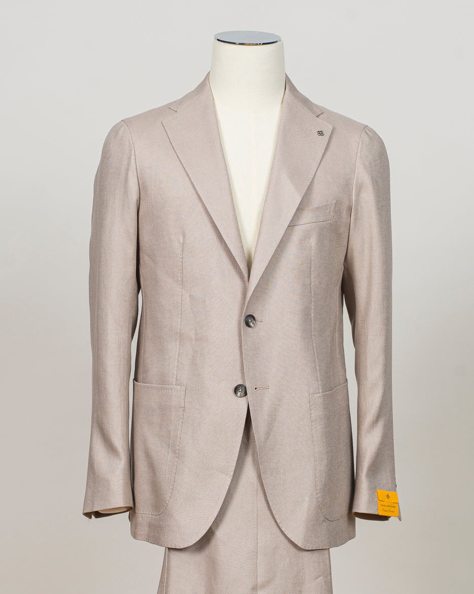 Single breasted
Notch lapels
Welted chest pocket
Patch side pockets
Unconstructed shoulder
Unlined
4 sleeve buttons
Belt loops
Slanted side pockets
Unfinished hem
Model: 2SHO22K01
Art. 340021
Col ET818
100% linen
Made in Italy Tagliatore Linen Suit / Light Taupe
