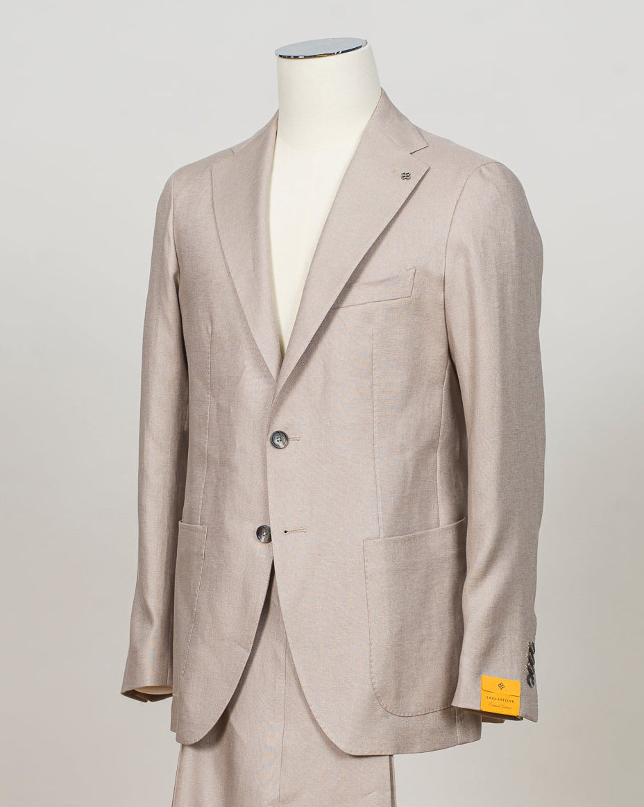 Single breasted
Notch lapels
Welted chest pocket
Patch side pockets
Unconstructed shoulder
Unlined
4 sleeve buttons
Belt loops
Slanted side pockets
Unfinished hem
Model: 2SHO22K01
Art. 340021
Col ET818
100% linen
Made in Italy Tagliatore Linen Suit / Light Taupe