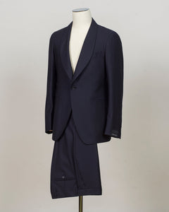 Shawl collar, 1 Button
Single breasted
Welted chest pocket
Jetted side pockets
Unconstructed shoulder
Fully lined
4 sleeve buttons
Belt loops
Slanted side pockets
Unfinished hem
Model: 2FVK18A01 PETG, Vesuvio
Art. 060097 U
Col B1139
Wool Crepe Super 110´s
99% wool 1%elastane
Made in Italy Tagliatore Festive Shawl Collar Suit / Navy