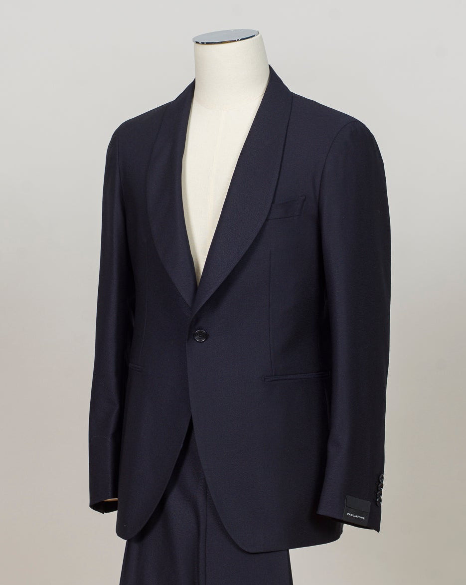Shawl collar, 1 Button
Single breasted
Welted chest pocket
Jetted side pockets
Unconstructed shoulder
Fully lined
4 sleeve buttons
Belt loops
Slanted side pockets
Unfinished hem
Model: 2FVK18A01 PETG, Vesuvio
Art. 060097 U
Col B1139
Wool Crepe Super 110´s
99% wool 1%elastane
Made in Italy Tagliatore Festive Shawl Collar Suit / Navy