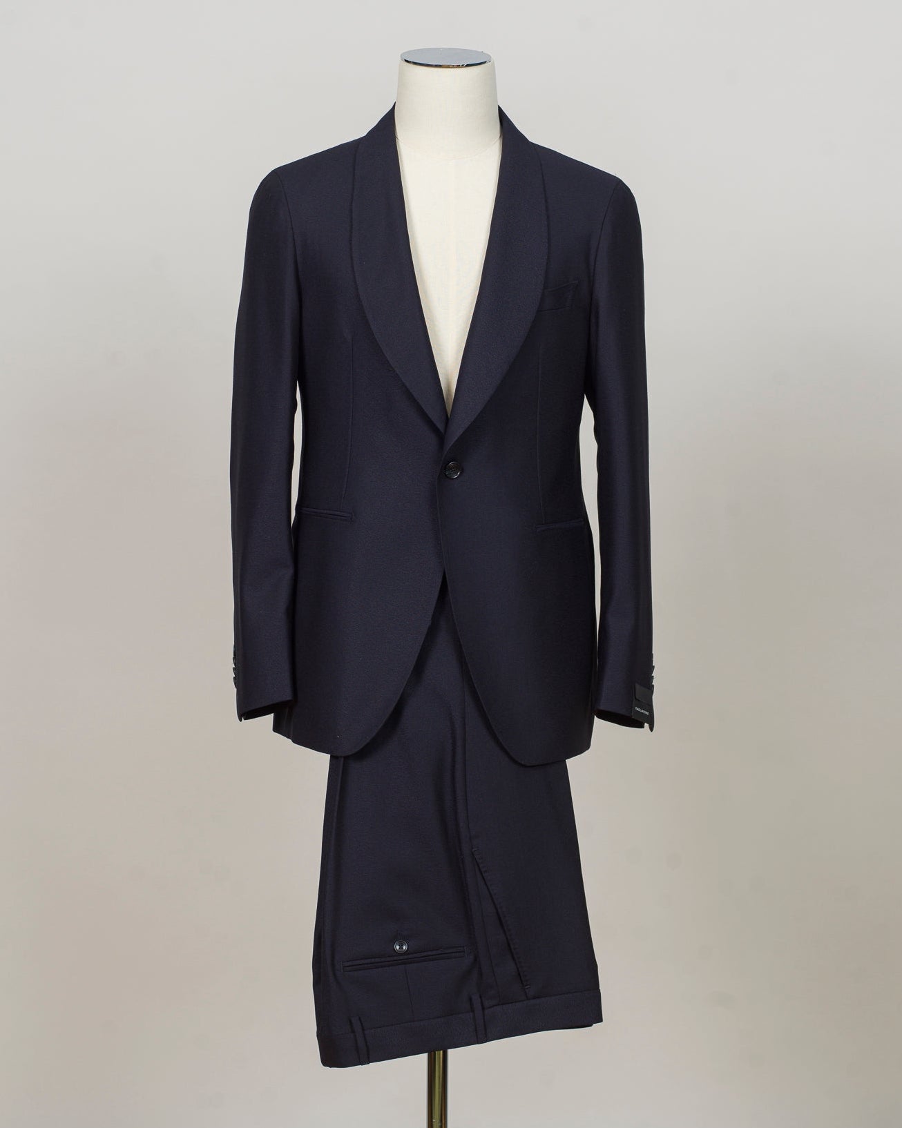 Shawl collar, 1 Button
Single breasted
Welted chest pocket
Jetted side pockets
Unconstructed shoulder
Fully lined
4 sleeve buttons
Belt loops
Slanted side pockets
Unfinished hem
Model: 2FVK18A01 PETG, Vesuvio
Art. 060097 U
Col B1139
Wool Crepe Super 110´s
99% wool 1%elastane
Made in Italy Tagliatore Festive Shawl Collar Suit / Navy