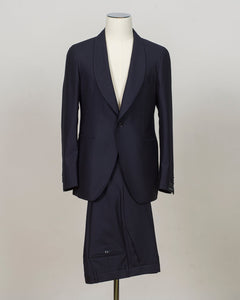 Shawl collar, 1 Button
Single breasted
Welted chest pocket
Jetted side pockets
Unconstructed shoulder
Fully lined
4 sleeve buttons
Belt loops
Slanted side pockets
Unfinished hem
Model: 2FVK18A01 PETG, Vesuvio
Art. 060097 U
Col B1139
Wool Crepe Super 110´s
99% wool 1%elastane
Made in Italy Tagliatore Festive Shawl Collar Suit / Navy