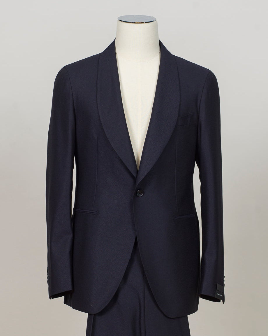Shawl collar, 1 Button
Single breasted
Welted chest pocket
Jetted side pockets
Unconstructed shoulder
Fully lined
4 sleeve buttons
Belt loops
Slanted side pockets
Unfinished hem
Model: 2FVK18A01 PETG, Vesuvio
Art. 060097 U
Col B1139
Wool Crepe Super 110´s
99% wool 1%elastane
Made in Italy Tagliatore Festive Shawl Collar Suit / Navy