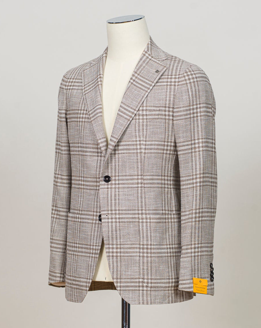 Single breasted
Notch lapels
Welted chest pocket
Patch side pockets
Unconstructed shoulder
Unlined
4 sleeve buttons
Model: 1SHO22KK--
Art. C90060 Q
Col ET900
48% virgin wool, 24% silk, 20% cotton, 5% polyamide, 3% elastane
Made in Italy Tagliatore Glencheck Jacket / Taupe