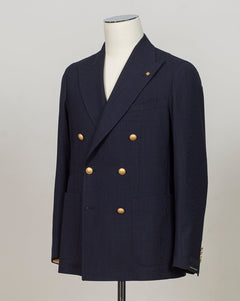 Double breasted 6 buttons
Peak lapels
Welted chest pocket
Patch side pockets
Unconstructed shoulder
Unlined
4 sleeve buttons
Model: 1SHO20K
Art. 150185U
Col B3199
100% wool
Made in Italy Tagliatore Double Breasted &nbsp;Club Blazer / Navy