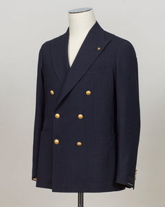 Double breasted 6 buttons
Peak lapels
Welted chest pocket
Patch side pockets
Unconstructed shoulder
Unlined
4 sleeve buttons
Model: 1SHO20K
Art. 150185U
Col B3199
100% wool
Made in Italy Tagliatore Double Breasted &nbsp;Club Blazer / Navy