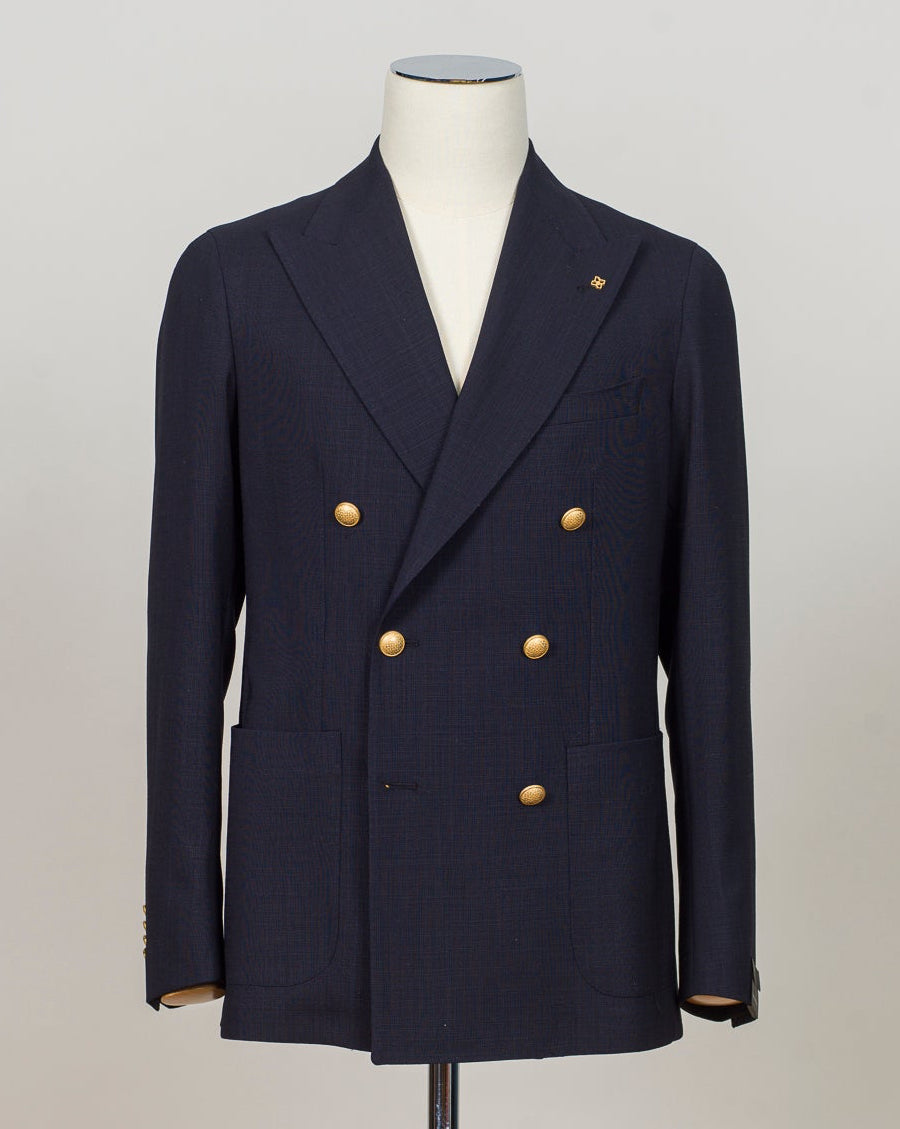 Double breasted 6 buttons
Peak lapels
Welted chest pocket
Patch side pockets
Unconstructed shoulder
Unlined
4 sleeve buttons
Model: 1SHO20K
Art. 150185U
Col B3199
100% wool
Made in Italy Tagliatore Double Breasted &nbsp;Club Blazer / Navy