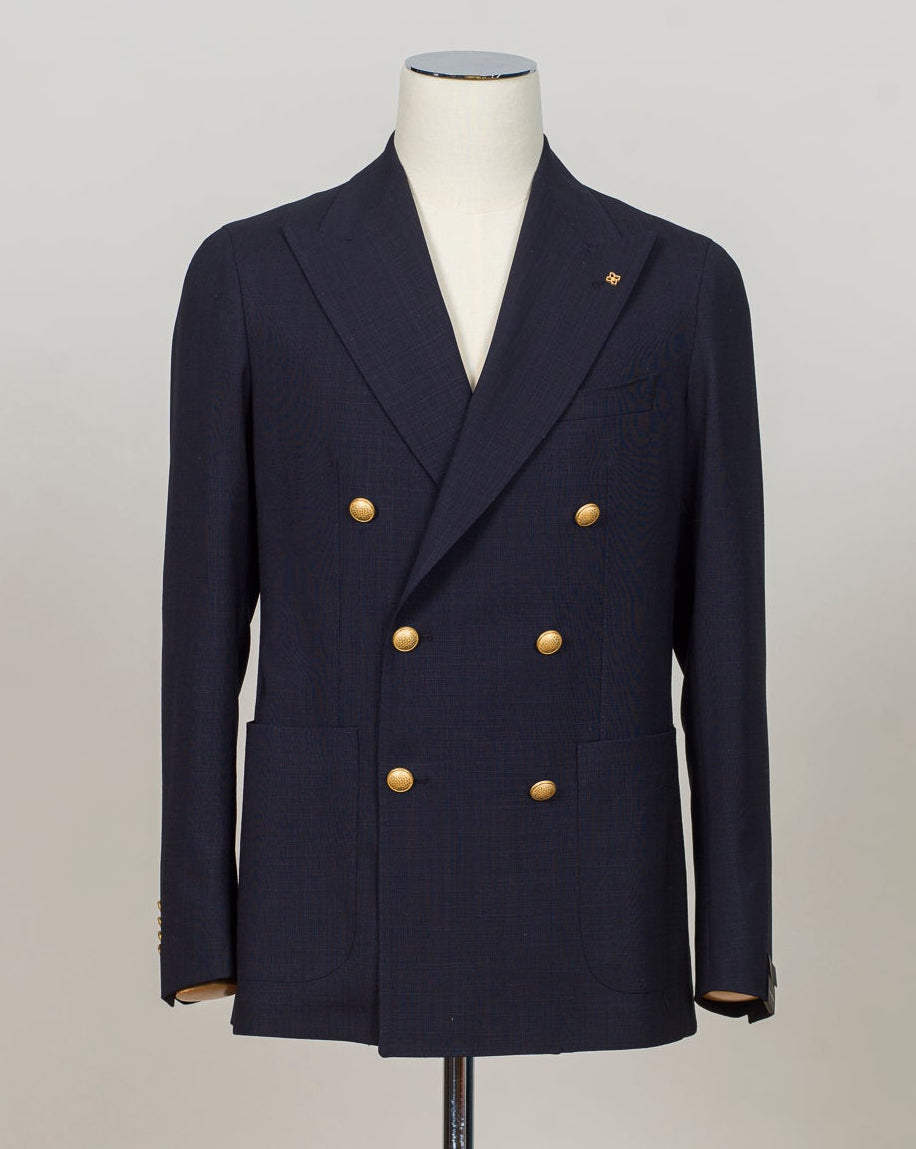 Double breasted 6 buttons
Peak lapels
Welted chest pocket
Patch side pockets
Unconstructed shoulder
Unlined
4 sleeve buttons
Model: 1SHO20K
Art. 150185U
Col B3199
100% wool
Made in Italy Tagliatore Double Breasted &nbsp;Club Blazer / Navy