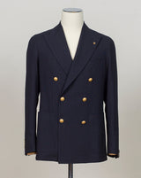 Double breasted 6 buttons
Peak lapels
Welted chest pocket
Patch side pockets
Unconstructed shoulder
Unlined
4 sleeve buttons
Model: 1SHO20K
Art. 150185U
Col B3199
100% wool
Made in Italy Tagliatore Double Breasted &nbsp;Club Blazer / Navy