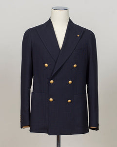 Double breasted 6 buttons
Peak lapels
Welted chest pocket
Patch side pockets
Unconstructed shoulder
Unlined
4 sleeve buttons
Model: 1SHO20K
Art. 150185U
Col B3199
100% wool
Made in Italy Tagliatore Double Breasted &nbsp;Club Blazer / Navy