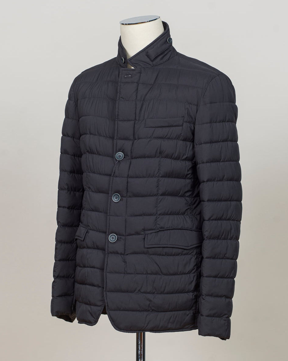 In-Tech™&nbsp;Alternative Down
Light insulation
Water repellent
Breathable
External layer 100% Polyamide (Nylon)
Internal padding 100% Polyester&nbsp;
Light insulation
Buttons and Zip fastening in front
Straight flap pockets
Article: PC0008ULE 12456Z
Color: 9200 / Navy Herno Quilted Jacket / Navy