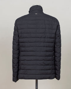 In-Tech™&nbsp;Alternative Down
Light insulation
Water repellent
Breathable
External layer 100% Polyamide (Nylon)
Internal padding 100% Polyester&nbsp;
Light insulation
Buttons and Zip fastening in front
Straight flap pockets
Article: PC0008ULE 12456Z
Color: 9200 / Navy Herno Quilted Jacket / Navy