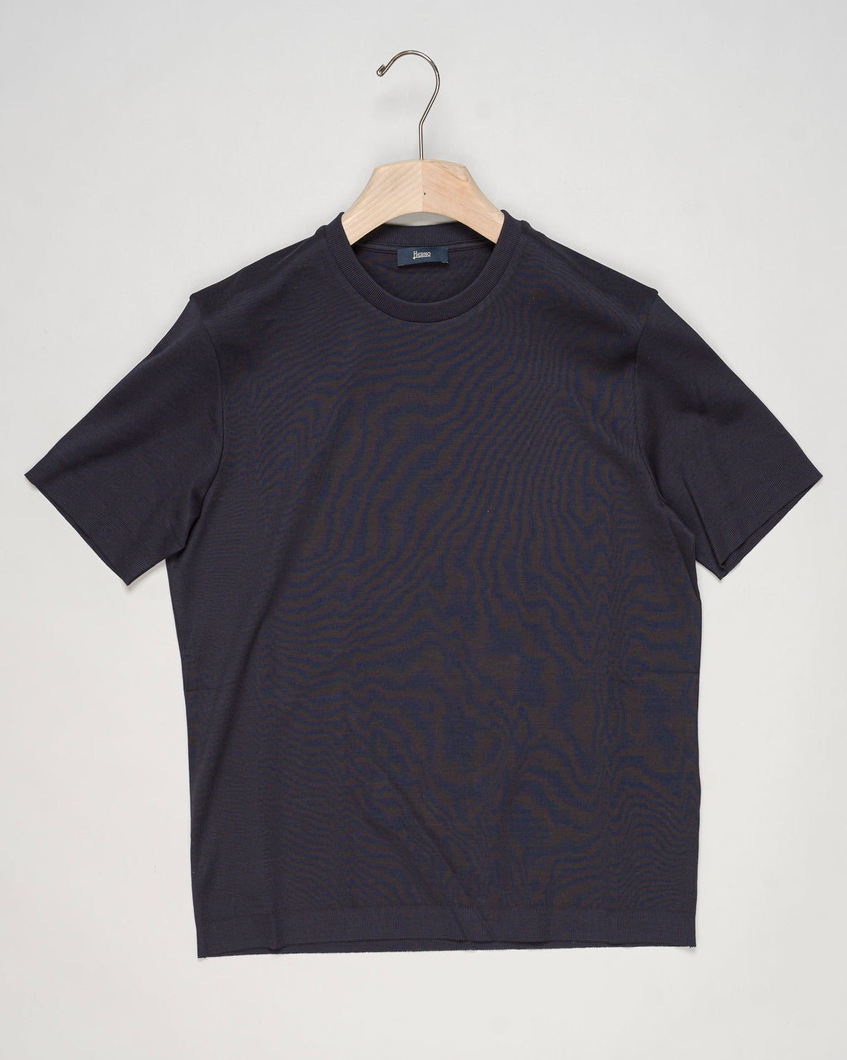 Composition: 100% Cotton
Article: JG000206U 52059
Color: 9200 / Navy Herno Knitted T-Shirt / Navy